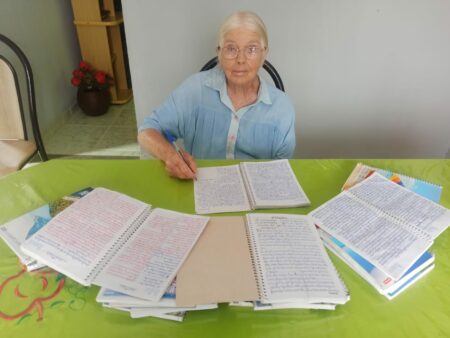 Em três anos, senhora octogenária conclui Bíblia manuscrita