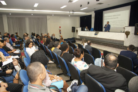 Professores atentos nas plenárias da tarde do primeiro dia do CAPED do Centenário
