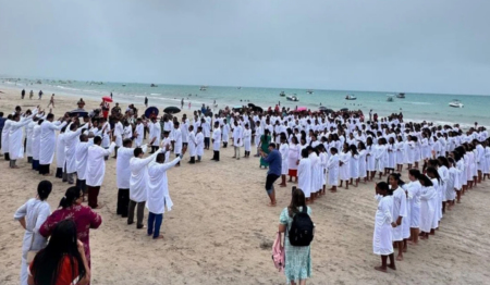 AD em Maragogi batiza mais de 400 pessoas em praia de Alagoas