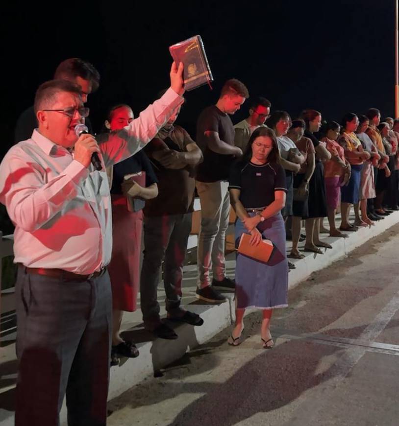 Igreja se reúne em uma ponte para orar