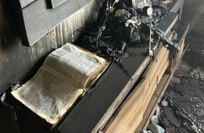 Bíblia fica intacta após incêndio destruir um apartamento