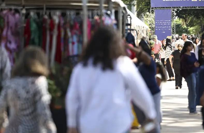 Taxa de desemprego cai no Brasil e chega a 5,6% no trimestre até setembro