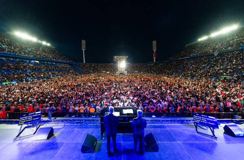 Quase 75 mil pessoas participam de evento evangélico na Argentina