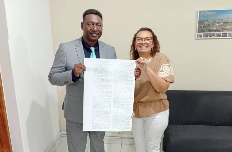 Igreja no Espírito Santo transcreve Bíblia em formato gigante