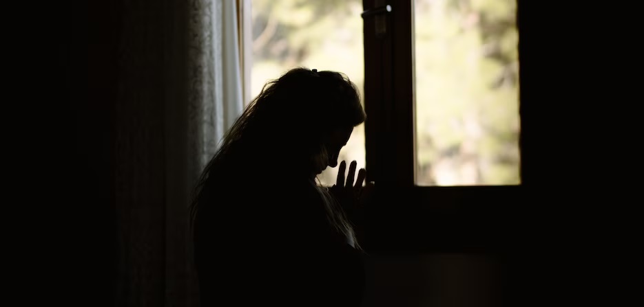 Três cristãos são detidos por ler a Bíblia no Irã