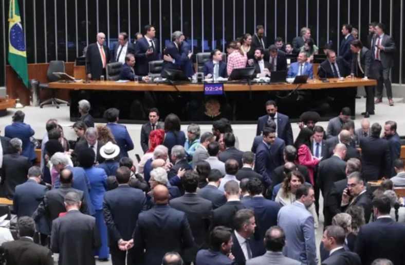 Deputados aprovam redução de penas para condenados por atos antidemocráticos