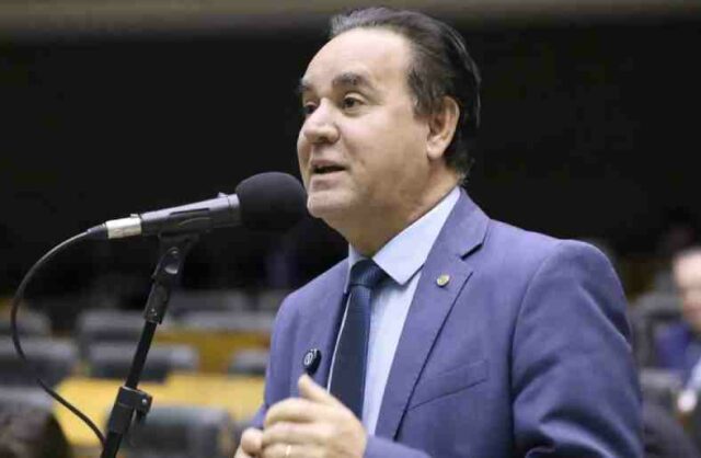 Evangélico assume a vaga de Carla Zambelli na Câmara