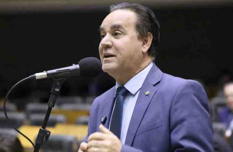 Evangélico assume a vaga de Carla Zambelli na Câmara