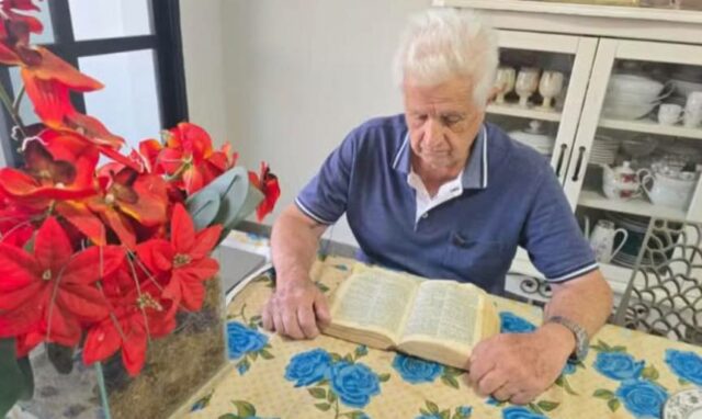 Idoso surpreende ao ler as Escrituras Sagradas 94 vezes desde a conversão