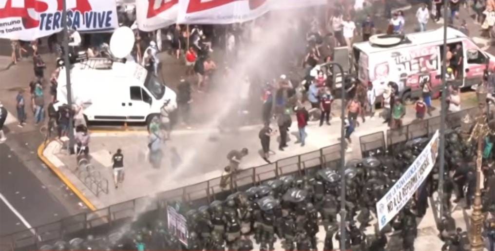 Argentina registra greve geral contra reforma trabalhista