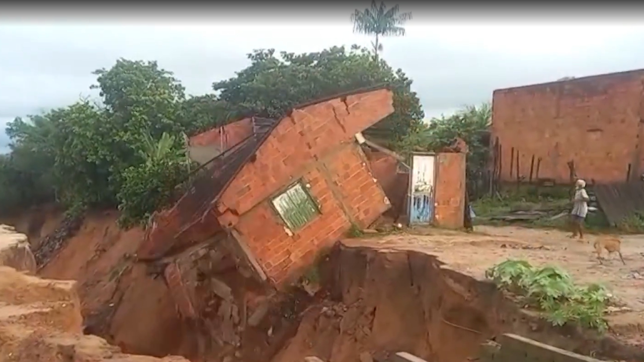 Casa é engolida por solo após forte chuva em Grajaú (MA)