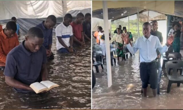 Cristãos cultuam dentro d’água em meio às chuvas em Moçambique