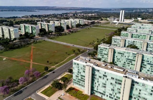 Governo oficializa nomeação de 500 aprovados no CNU 2 para carreiras transversais