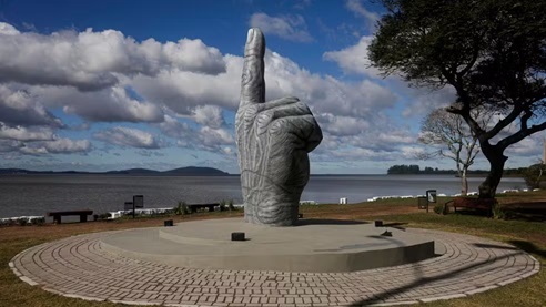 Monumento com dedo apontado para o céu chama a atenção no RS