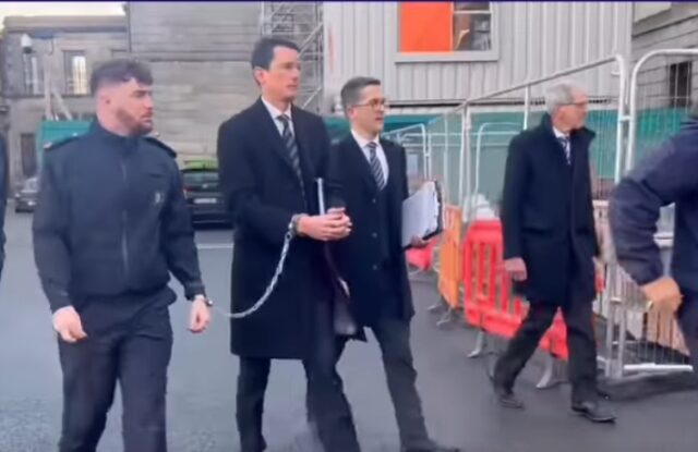 Professor cristão é libertado após 700 dias de prisão na Irlanda