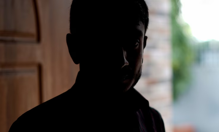 Multidão invade casa de família cristã e força jovem a negar a fé em Bangladesh