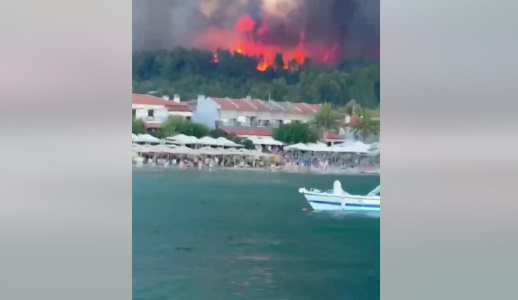 Incêndio florestal causa fumaça preta na Grécia