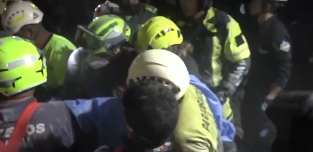 Mulher é resgatada com vida sob escombros após terremoto na Colômbia