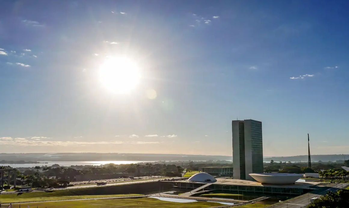 Fim da escala 6×1 e “taxa das blusinhas” avançam no Congresso nesta semana