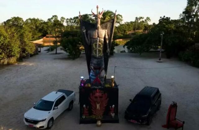 Estátua do diabo é inaugurada no Ceará
