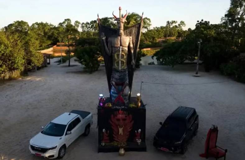 Estátua do diabo é inaugurada no Ceará