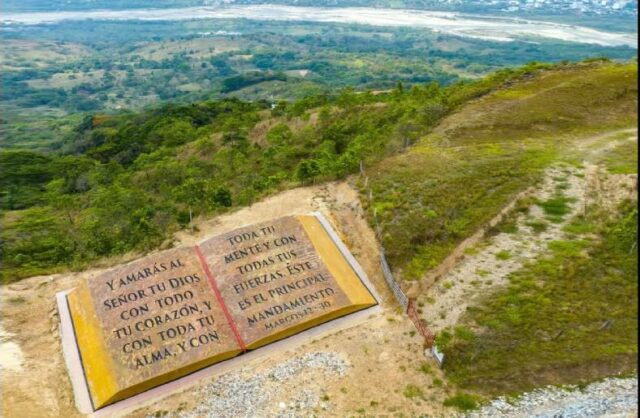 Maior Bíblia do mundo é esculpida em uma montanha na Colômbia