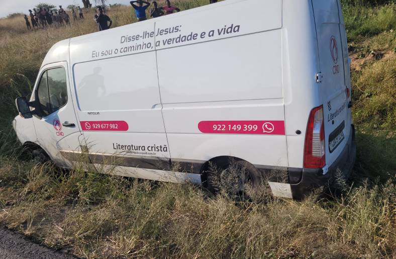 Van da Loja CPAD Angola sofre acidente, mas ninguém fica ferido