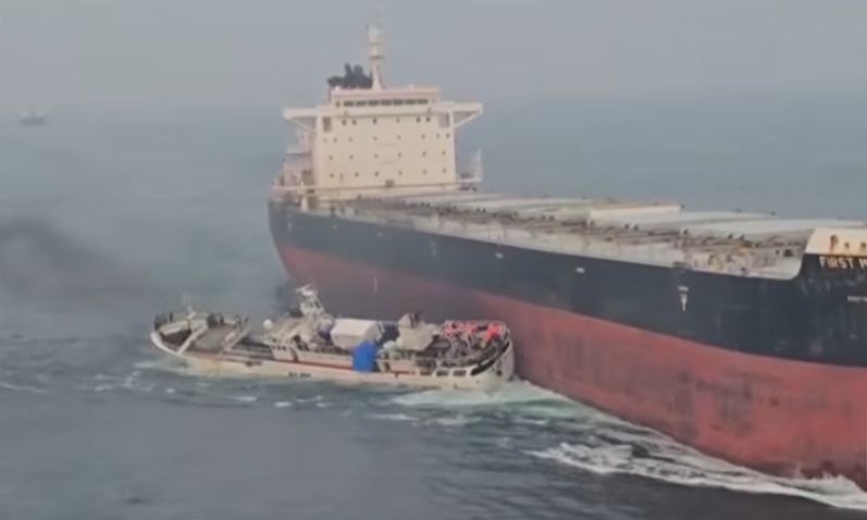Navio graneleiro e barco de pesca colidem próximo ao Estreito de Singapura