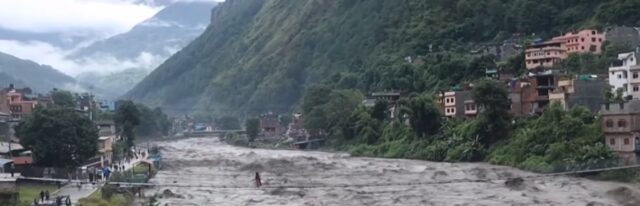 Inundações e deslizamentos causam dezenas de mortes na Índia e no Nepal