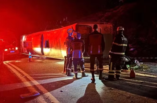 Acidente com ônibus de turismo deixa três mortos no Espírito Santo