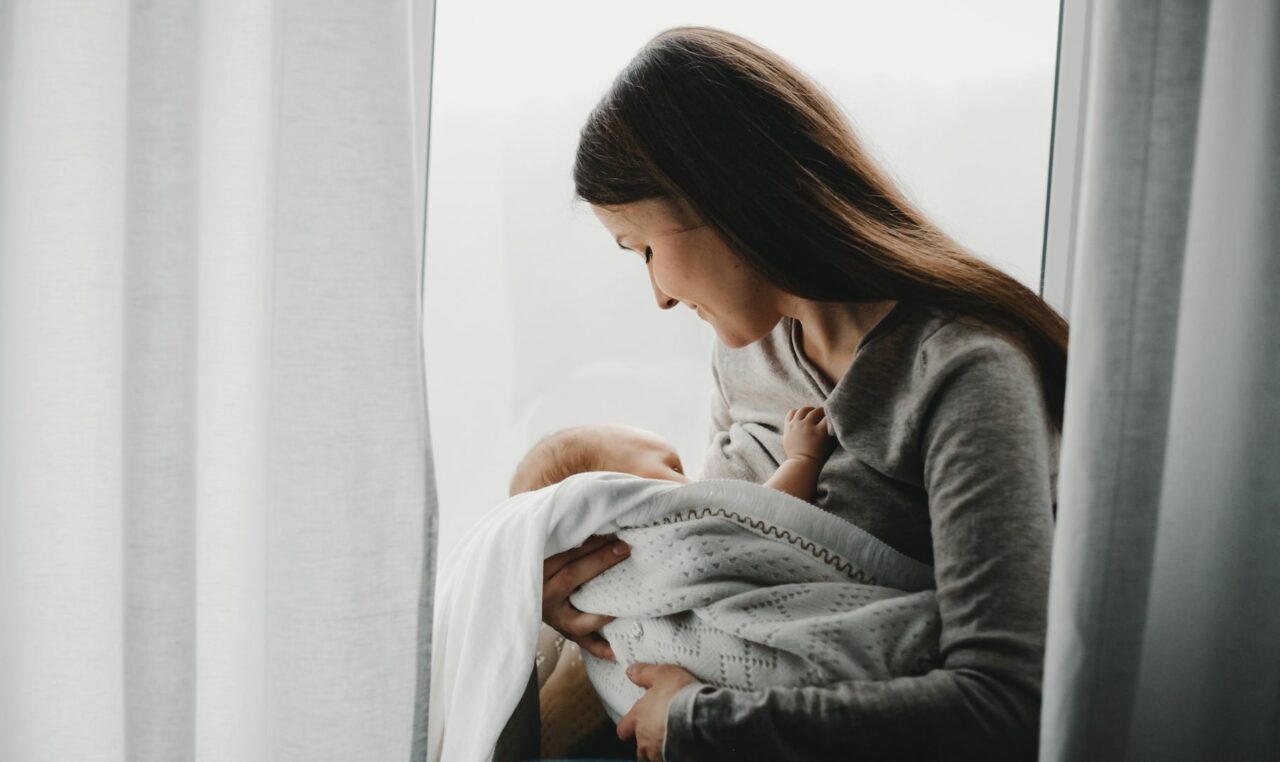 Regras de licença-maternidade iguais para mães biológicas e adotantes