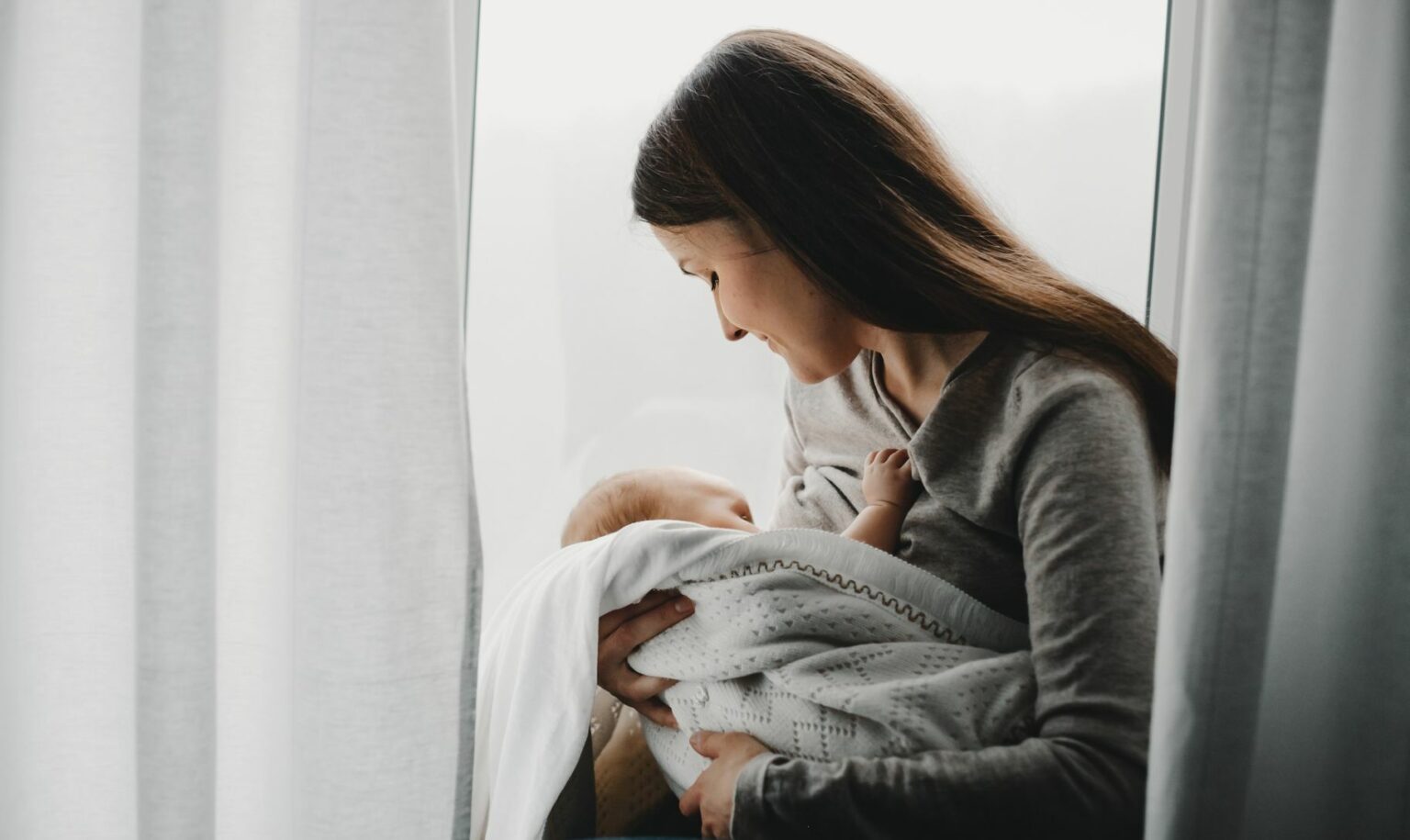 Regras de licença-maternidade iguais para mães biológicas e adotantes