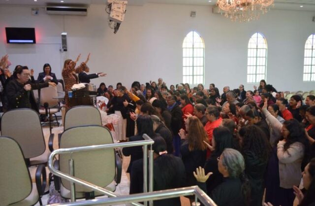 Projetos sociais da AD Alvorada abençoam mulheres e famílias