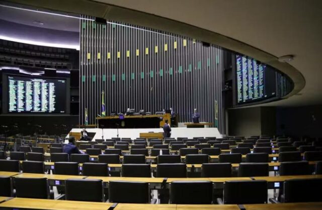 Câmara dos Deputados abre novo concurso com salários de 32 mil reais