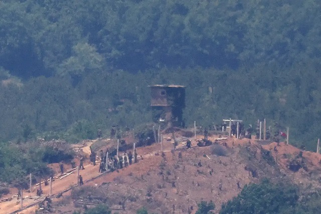 Blindados norte-coreanos são vistos perto da fronteira com a Coreia do Sul
