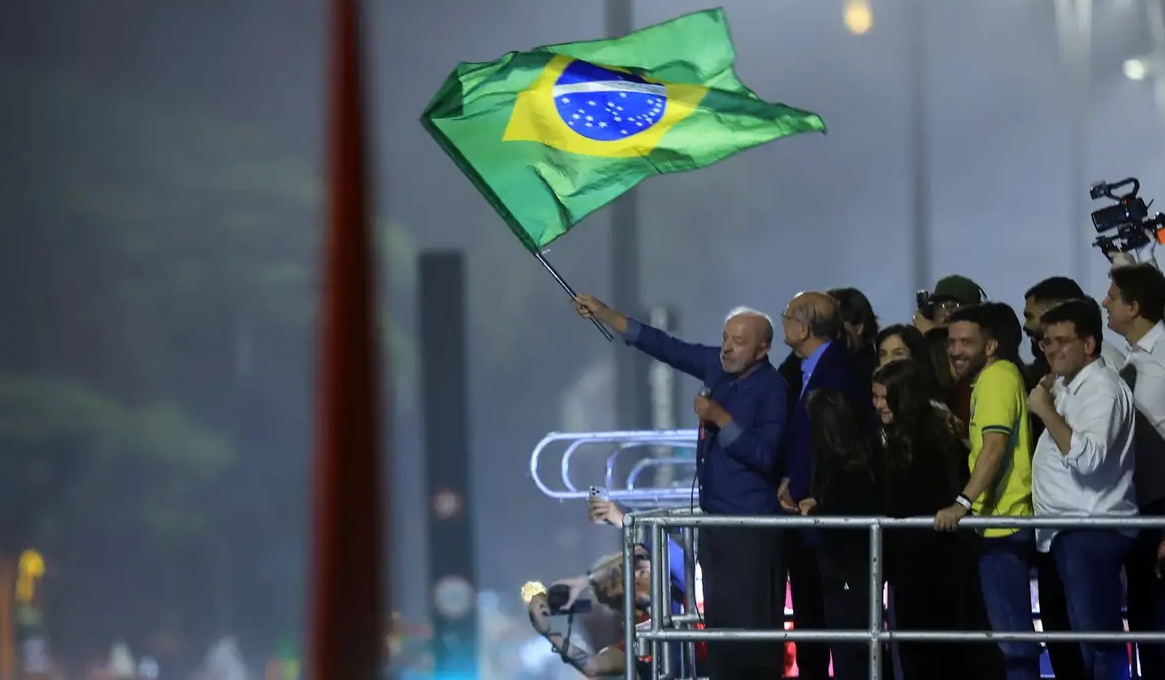 Reeleito, Lula promete diálogo com Congresso conservador e poderá indicar quatro ministros ao STF