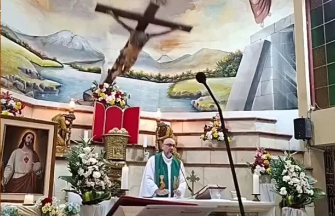 Padre morre após crucifixo cair durante missa transmitida ao vivo no Equador